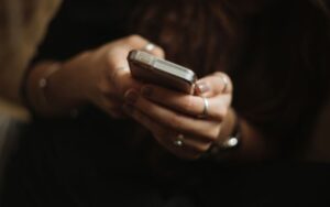 在 GodTools,我們其實並不是想要推動人們去『談論宗教』。我們想談的是『有關於耶穌的對話』。我們希望他們能夠親自分享福音如何真實地影響了他們的生命。所以我們建議大家以溫柔與尊重的態度來引導對話。