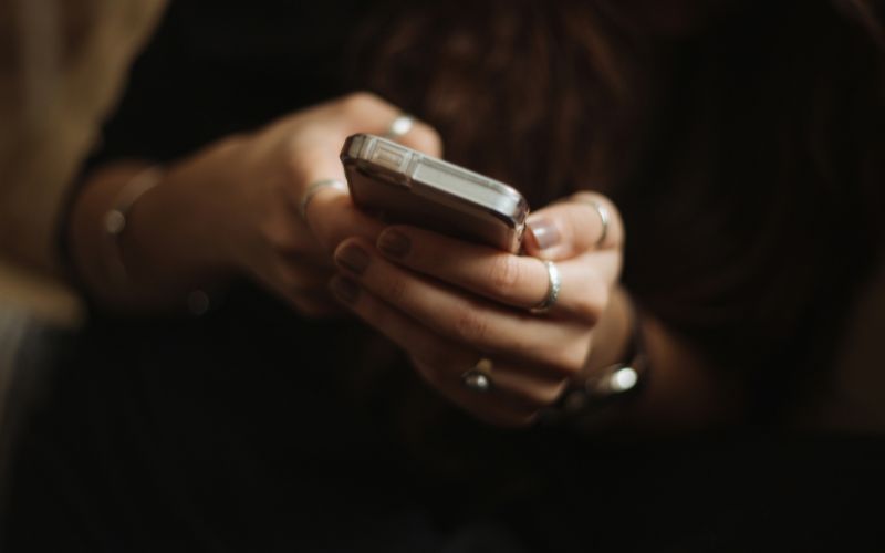 在 GodTools,我們其實並不是想要推動人們去『談論宗教』。我們想談的是『有關於耶穌的對話』。我們希望他們能夠親自分享福音如何真實地影響了他們的生命。所以我們建議大家以溫柔與尊重的態度來引導對話。